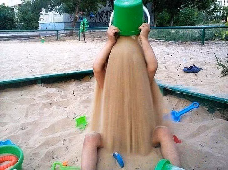 Đưa con đi chơi với cát, ba mẹ nhận cái kết không thấy con mình đâu...