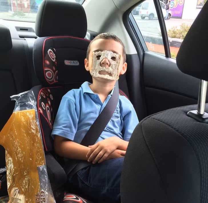 Có lẽ cậu bé này đang bị bố mẹ ép ăn món ăn sáng mà nó không thích.