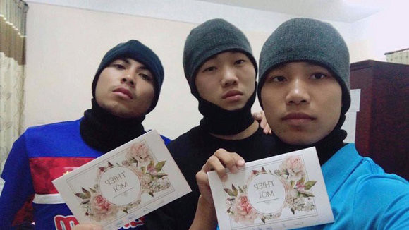 Bị đồng đội trêu đùa, Văn Thanh không biết phải nói gì hơn là một câu cảm thán đầy vẻ bất lực. Có vẻ như anh chàng đã quá quen với tình cảnh này và biết rằng "im lặng là vàng".