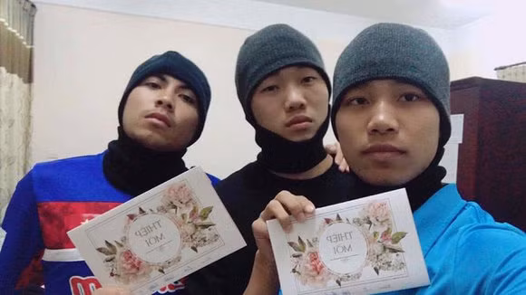 Bị đồng đội trêu đùa, Văn Thanh không biết phải nói gì hơn là một câu cảm thán đầy vẻ bất lực. Có vẻ như anh chàng đã quá quen với tình cảnh này và biết rằng "im lặng là vàng".