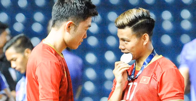 Mối quan hệ giữa các cầu thủ cùng khoác áo CLB HAGL từ lâu đã khiến nhiều người ngưỡng mộ bởi họ luôn yêu thương, bảo vệ nhau như anh em trong cùng một gia đình.