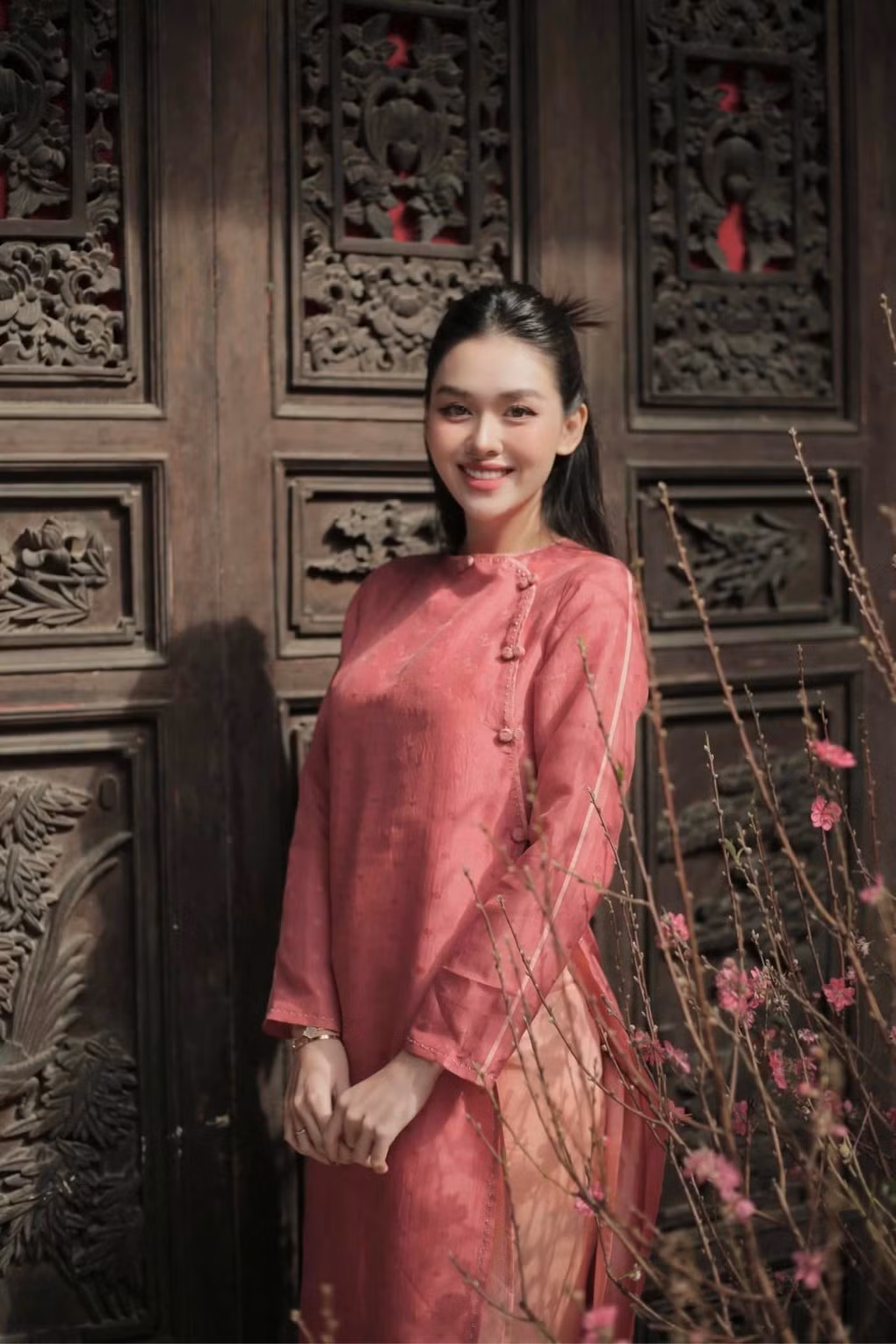 Cô nàng cũng thường xuyên được mời chụp ảnh làm mẫu cho các nhãn hàng thời trang, tuy nhiên khi còn đi học nàng hot girl cân đối với việc học, chỉ nhận vào thời gian rảnh rồi.