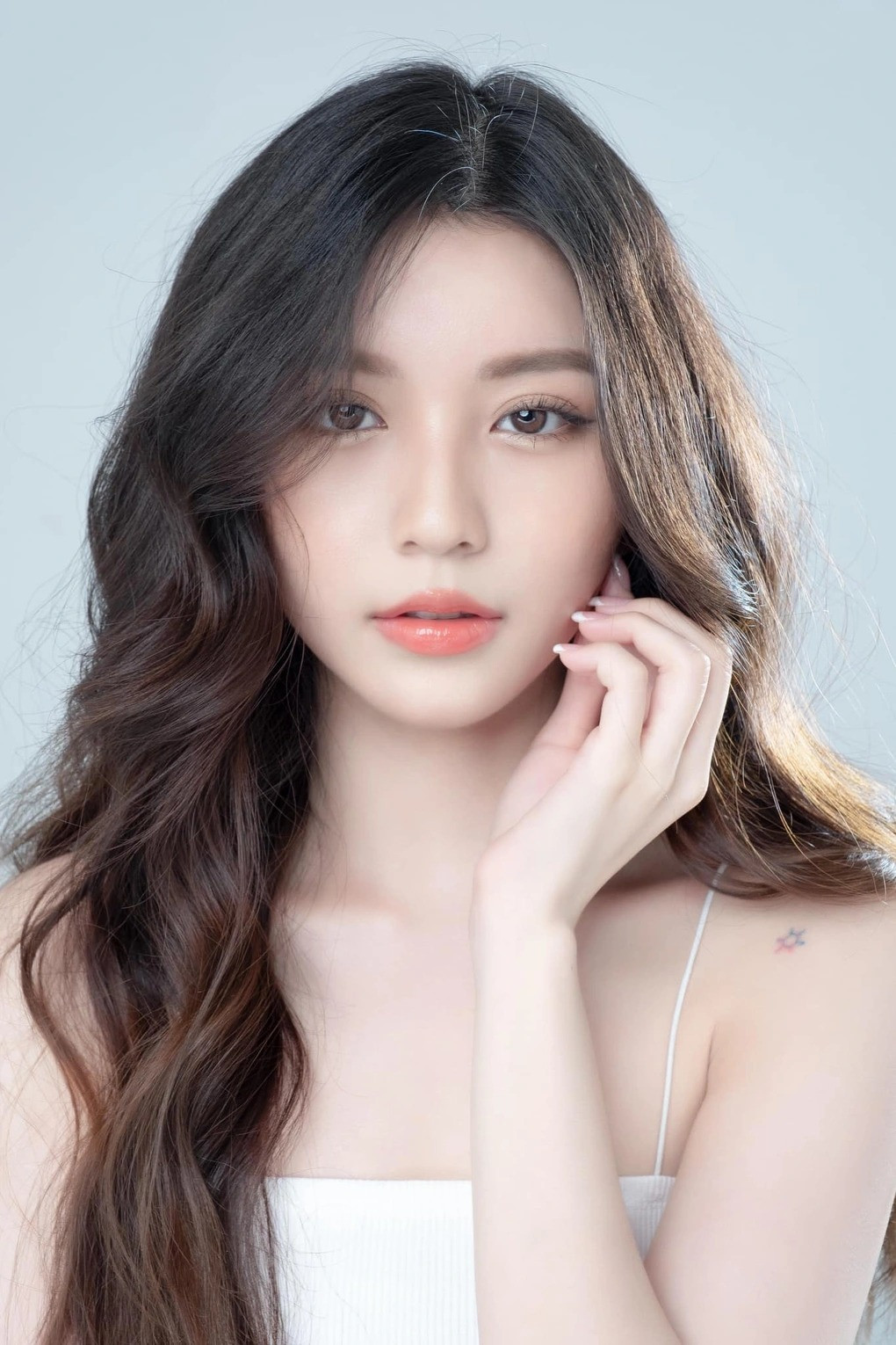 Bâu Krysie tên thật là Nguyễn Ngọc Phương Vy. Cô nàng nổi lên nhờ vẻ ngoài xinh đẹp, sắc sảo, cùng màn biến hình thành tiểu thư sang chảnh.