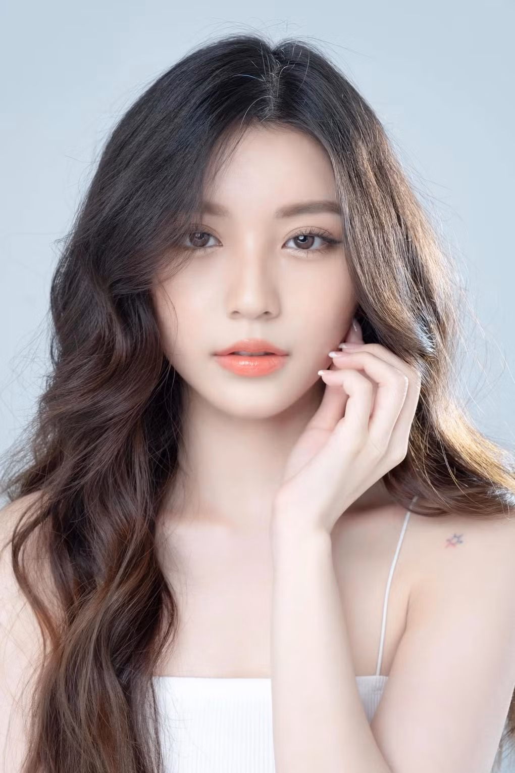 Bâu Krysie tên thật là Nguyễn Ngọc Phương Vy. Cô nàng nổi lên nhờ vẻ ngoài xinh đẹp, sắc sảo, cùng màn biến hình thành tiểu thư sang chảnh.