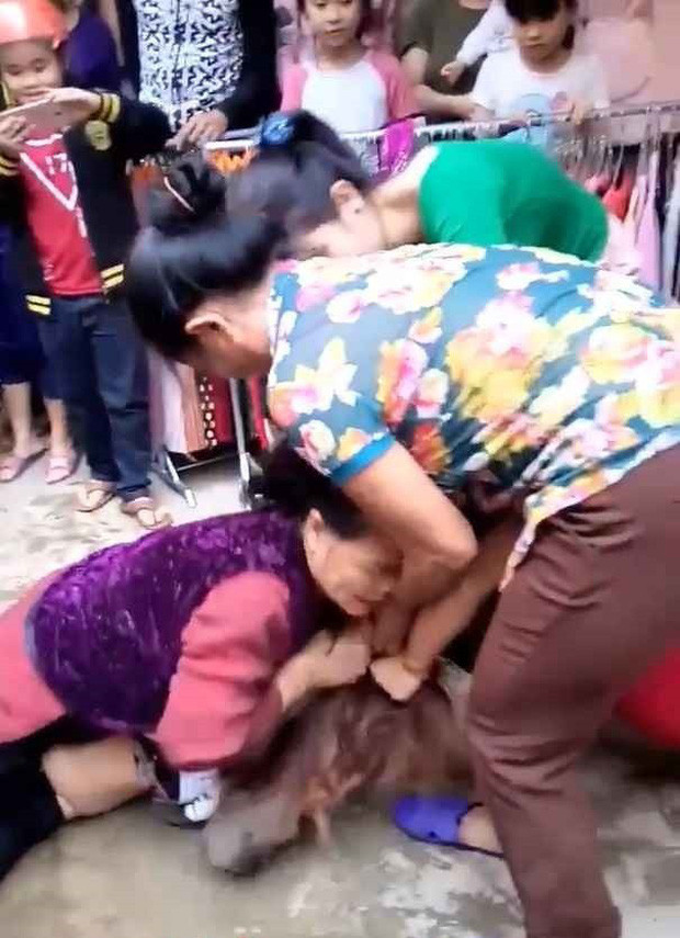 Thậm chí nhiều mẹ chồng cũng đi "xông pha", đánh dã man nhân tình cùng con trai khiến ai xem clip cũng rùng mình.