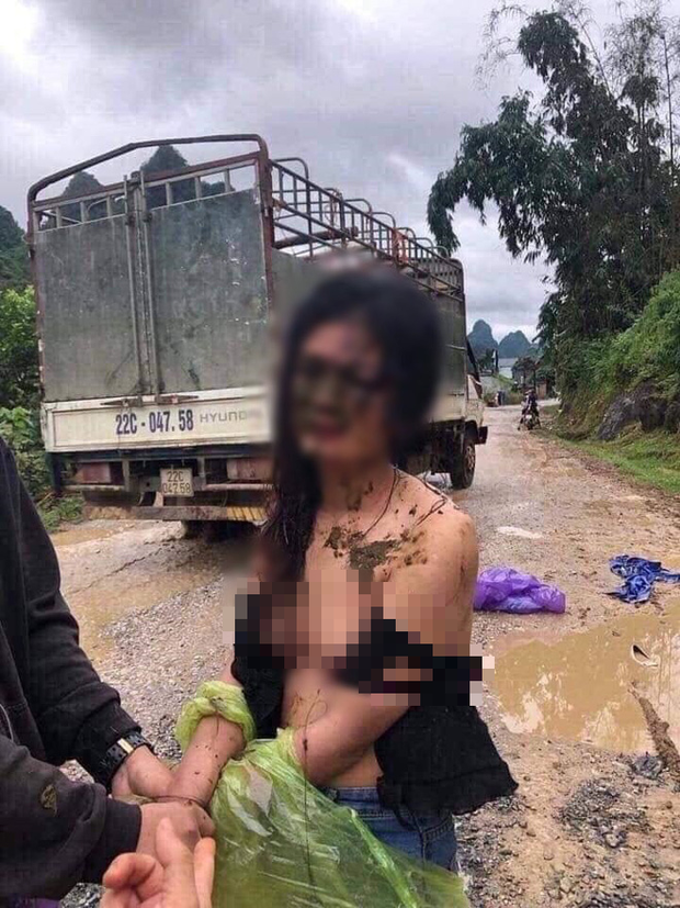 "Biết người ta có vợ con rồi mà vẫn cố tình xen vào thì bị đánh cho nhớ, cho chừa. Lòng thương không bao giờ đặt cho các bọn đi phá hoại hạnh phúc của người khác", "Lúc cặp kè với chồng người ta thì ai sướng cho mà lên đây kêu oan cái gì?" - Dân mạng gay gắt bình luận.