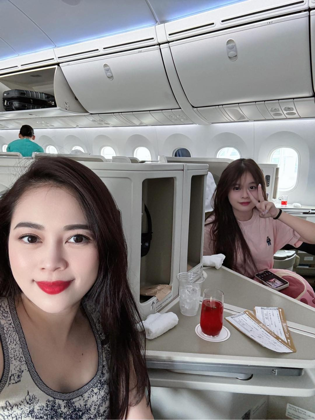 Trong bài đăng gần nhất Hằng Túi chia sẻ thì bé Su theo mẹ vào Sài Gòn công tác. Chồng cũ của Hằng Túi hiện đang sống trong đó nên cô gửi con gái vào nghỉ hè.