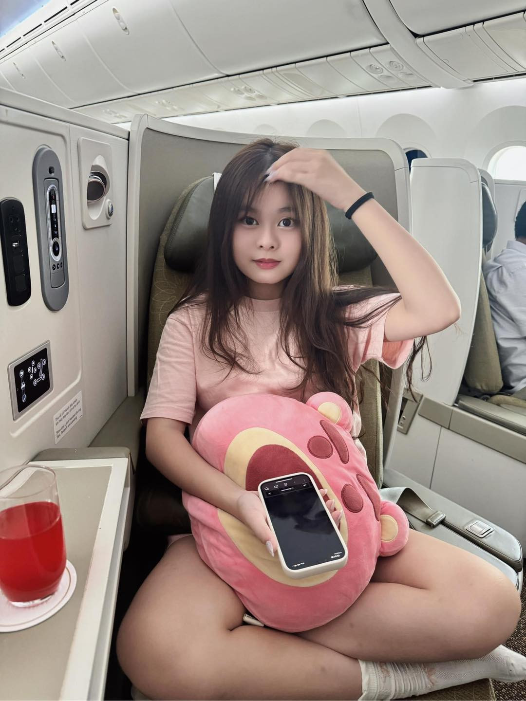 Bẵng đi một thời gian bỗng hôm nay Hằng Túi tái xuất cùng con gái lớn, ai cũng ngỡ ngàng vì bé Su đã thành thiếu nữ tự bao giờ.