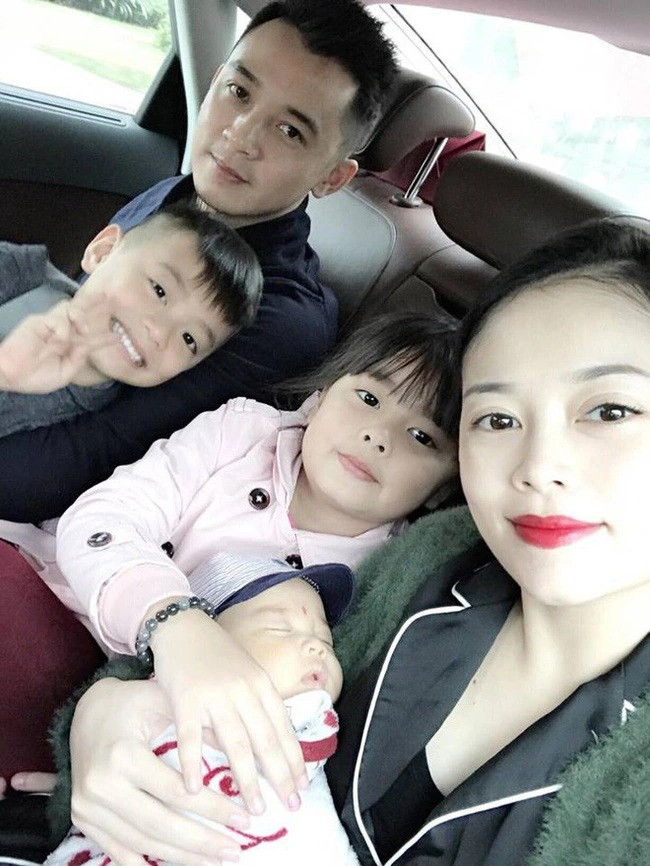 Cô bé sở hữu đôi mắt to tròn, khuôn miệng chúm chím như búp bê sứ.