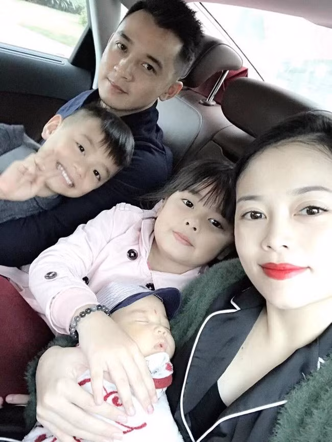 Cô bé sở hữu đôi mắt to tròn, khuôn miệng chúm chím như búp bê sứ.