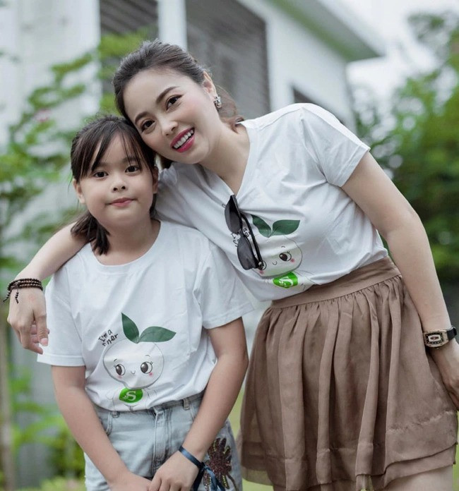 Mới cách đây 2 năm Su còn thấp hơn mẹ, vóc dáng nhỏ nhắn, hay ngại ngùng. Vậy mà giờ cô bé đã cao lớn ngang mẹ, ra dáng thiếu nữ hơn hẳn trước đây.