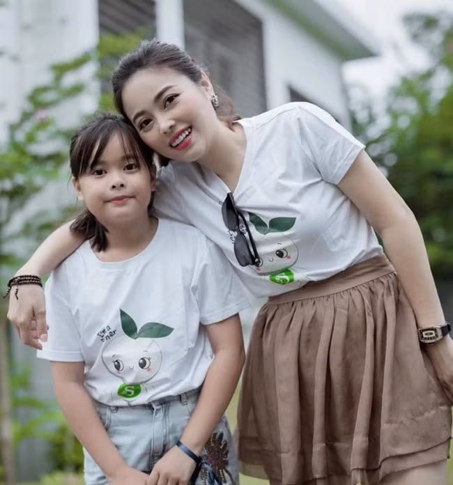 Mới cách đây 2 năm Su còn thấp hơn mẹ, vóc dáng nhỏ nhắn, hay ngại ngùng. Vậy mà giờ cô bé đã cao lớn ngang mẹ, ra dáng thiếu nữ hơn hẳn trước đây.