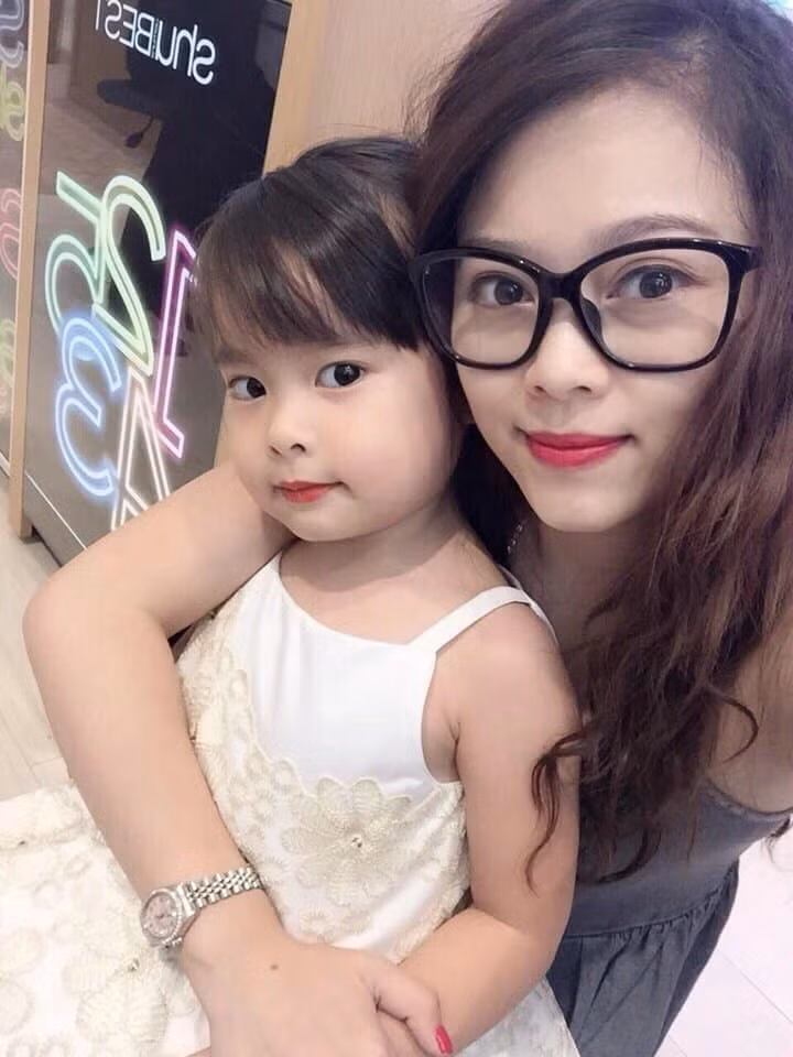 Năm nay con gái lớn của Hằng Túi đã 13 tuổi. Bà mẹ 6 con từng tâm sự rằng Su rất tình cảm, luôn yêu thương và chăm sóc các em thay mẹ khi mẹ bận rộn lo công việc.