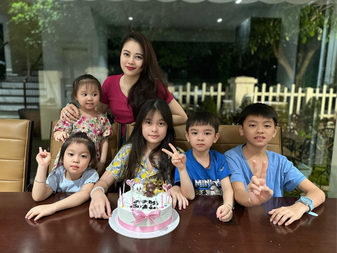 Vốn nổi tiếng trong cộng đồng mẹ bỉm sữa từ lâu, hot mom Hằng Túi là cái tên được nhiều chị em ngưỡng mộ vì xinh đẹp giỏi giang và có gia đình đông con hạnh phúc.