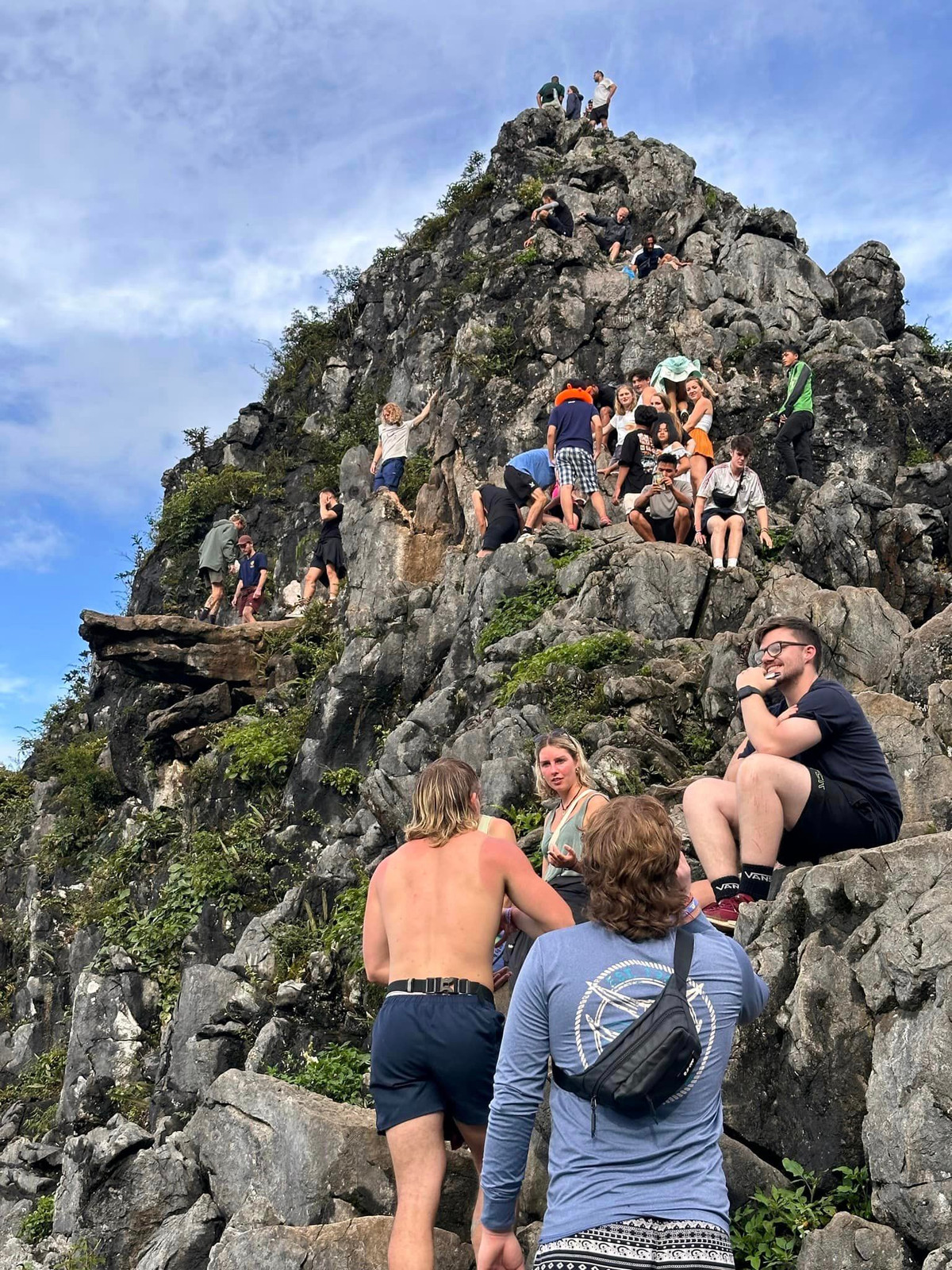 Khách Tây leo trèo nguy hiểm ở Hà Giang, bao vụ thương tâm xảy ra Khach Tay leo treo nguy hiem o Ha Giang, bao vu thuong tam xay ra