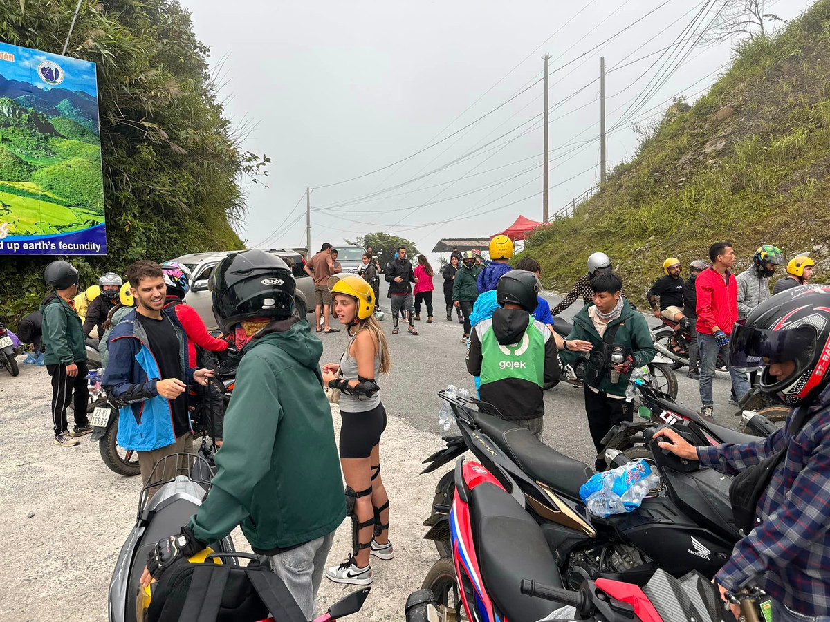 Tự điều khiển phương tiện để khám phá các cung đường ở Hà Giang đang là cách du lịch được ưa thích, tuy nhiên chưa có một đơn vị nào đứng ra bảo đảm về tính an toàn và đảm bảo lộ trình cho phương thức du lịch này.