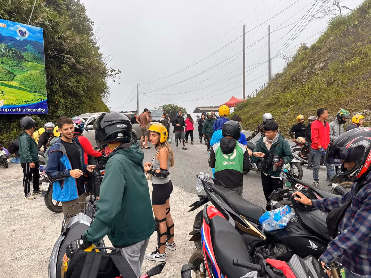 Tự điều khiển phương tiện để khám phá các cung đường ở Hà Giang đang là cách du lịch được ưa thích, tuy nhiên chưa có một đơn vị nào đứng ra bảo đảm về tính an toàn và đảm bảo lộ trình cho phương thức du lịch này.