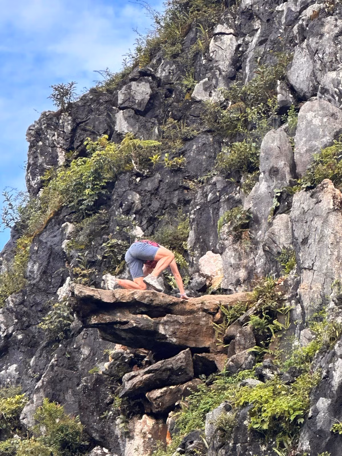 Nhìn hình ảnh này, rất nhiều người phải hú hồn: ''Nguy hiểm quá, lỡ có chuyện gì thì lại mất hình ảnh du lịch Việt Nam", "nhìn thôi đã thấy run rồi".