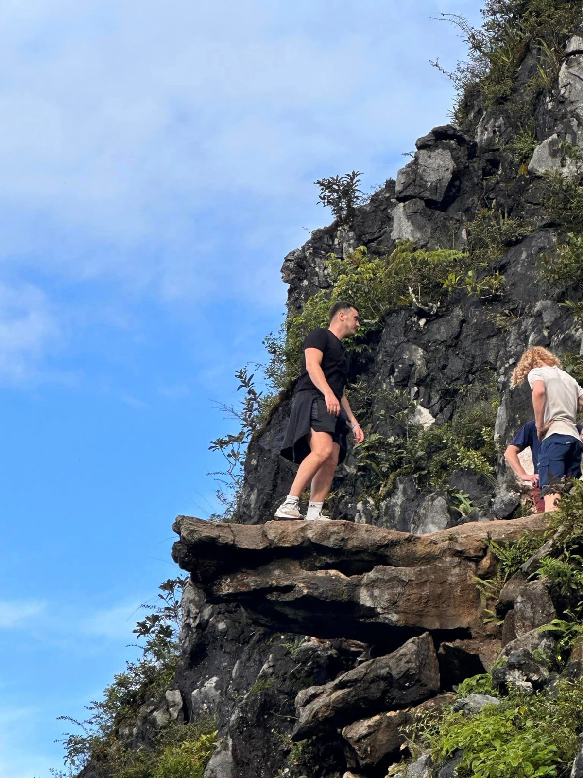Để đảm bảo an toàn cho du khách, thời gian qua chính quyền huyện Mèo Vạc, xã Pải Lủng đã thường xuyên tuyên truyền du khách không trèo ra mỏm đá chụp ảnh, thậm chí đặt cả biển cảnh báo nguy hiểm, lập hàng rào chắn. Tuy nhiên vẫn nhiều người bất chấp để có những bức hình đẹp.