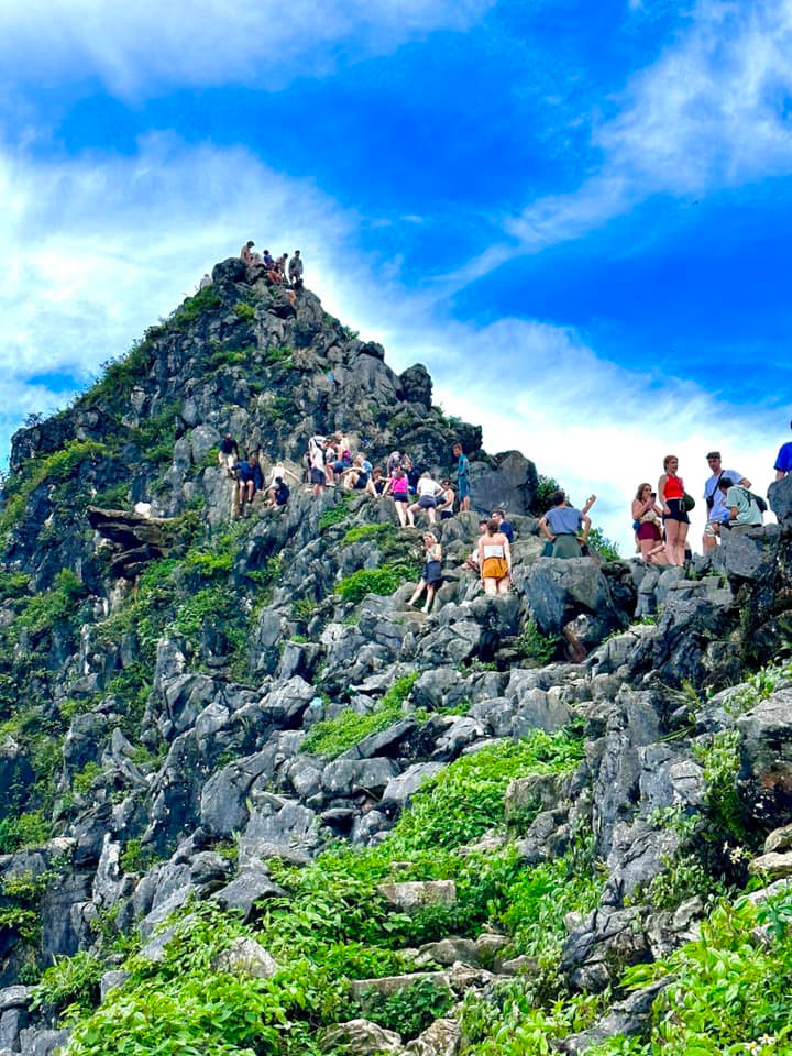 Vị trí "mỏm đá tử thần" là địa điểm nguy hiểm, có rất nhiều tảng đá lớn, xếp chồng lên nhau nhưng không chắc chắn. Mỏm đá du khách hay đứng chụp ảnh có mặt nhẵn, lại không có lan can nên rất dễ trơn trượt.