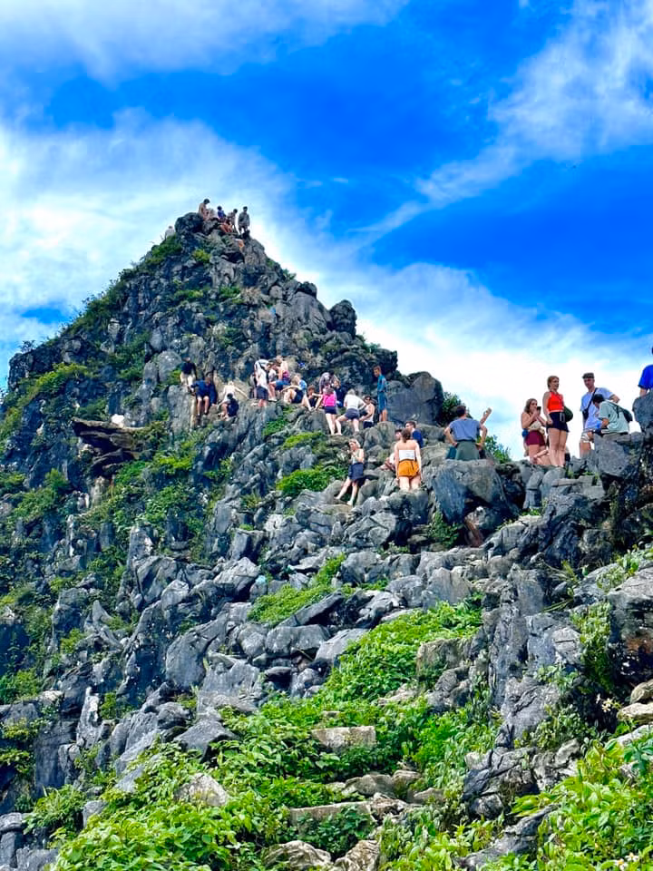 Vị trí "mỏm đá tử thần" là địa điểm nguy hiểm, có rất nhiều tảng đá lớn, xếp chồng lên nhau nhưng không chắc chắn. Mỏm đá du khách hay đứng chụp ảnh có mặt nhẵn, lại không có lan can nên rất dễ trơn trượt.