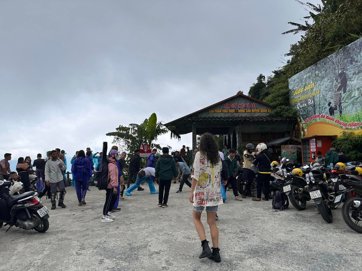 Rất nhiều du khách ở điểm dừng nghỉ.