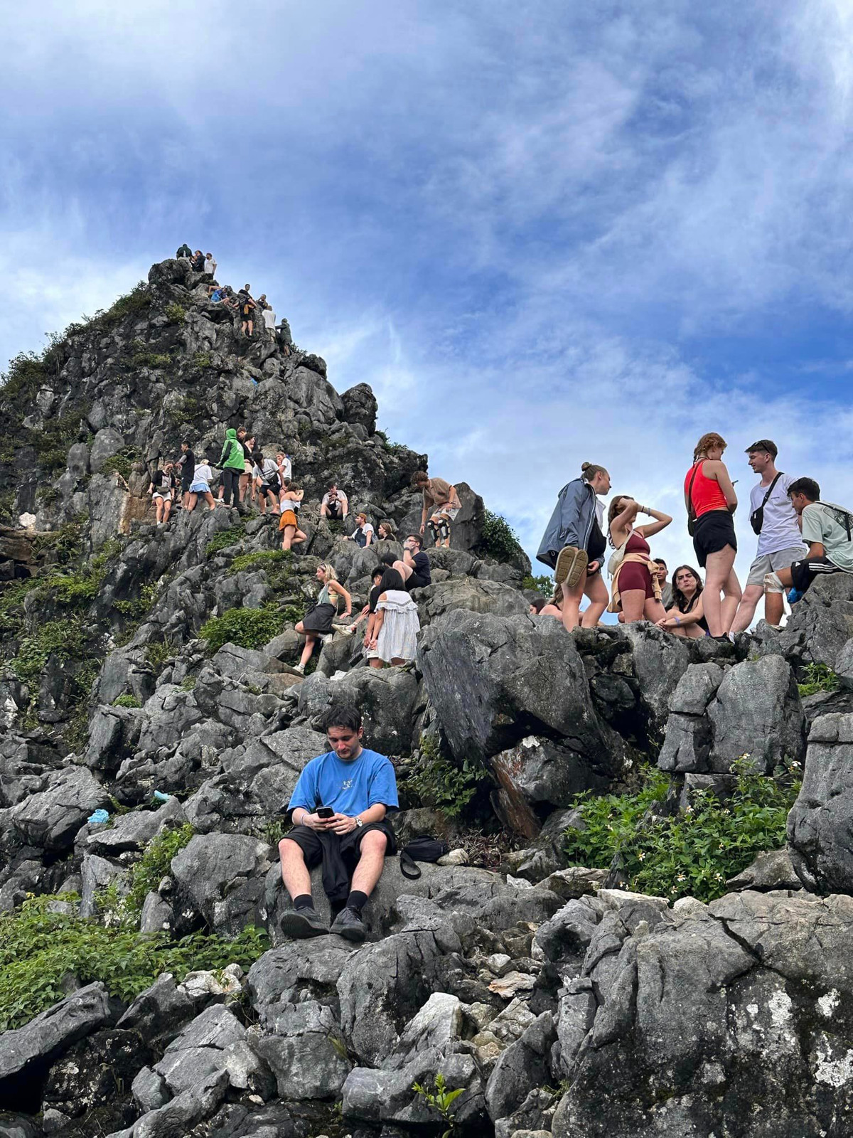 Tuy nhiên, tình trạng khách Tây không ngại leo trèo lên các mỏm đá để khám phá thiên nhiên đang khiến nhiều người khá quan ngại.