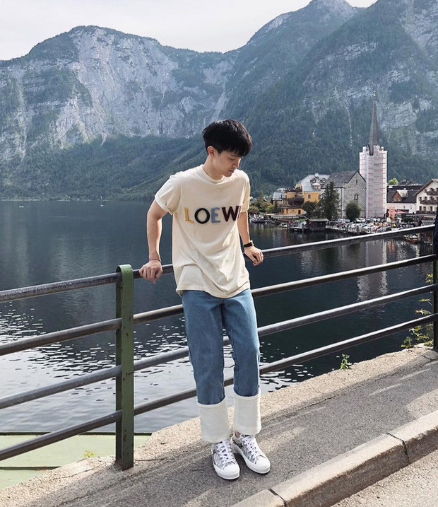 Sinh ra trong một gia đình giàu truyền thống kinh doanh, Vasuwat Kuhapremkit sớm bộc lộ tài năng trên thương trường. Anh từng theo học chuyên ngành Marketing trường Đại học Suffolk (Boston, Mỹ) với số điểm GPA 3.7, bằng thạc sĩ tại Cao đẳng Hoàng gia London (Anh).