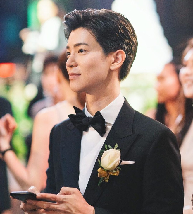 Nếu chỉ nhìn ảnh chắc hẳn ai cũng nghĩ Vasuwat là một người mẫu hay diễn viên bởi mỹ nam sở hữu vẻ đẹp không hề kém cạnh các tài tử. Thế nhưng anh lại không hề liên quan đến làng giải trí.