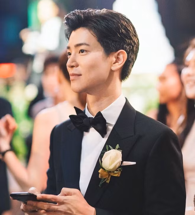 Nếu chỉ nhìn ảnh chắc hẳn ai cũng nghĩ Vasuwat là một người mẫu hay diễn viên bởi mỹ nam sở hữu vẻ đẹp không hề kém cạnh các tài tử. Thế nhưng anh lại không hề liên quan đến làng giải trí.