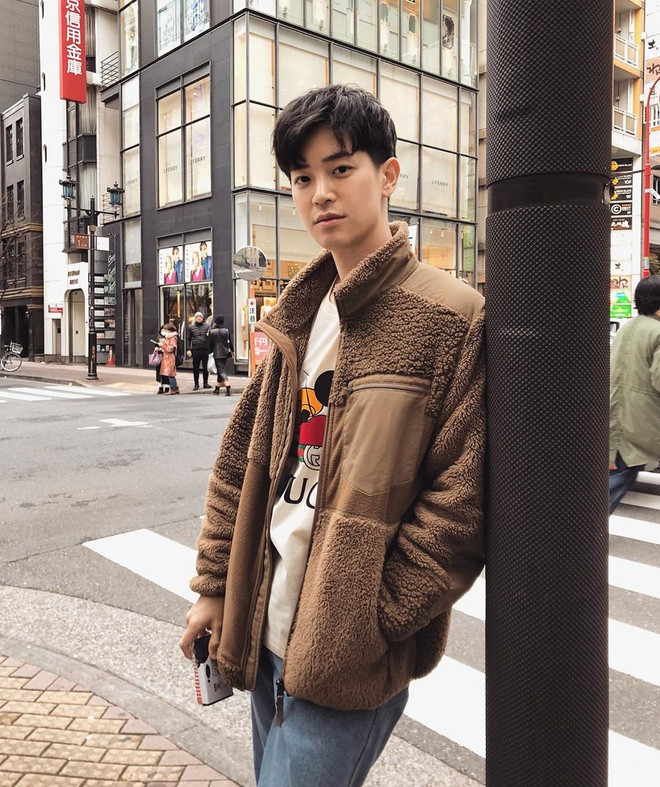 Nếu không phải đi làm, diện những bộ suit lịch lãm thì anh chàng thường xuyên mặc những bộ đồ trẻ trung, năng động, không ai nghĩ anh là vị chủ tịch trẻ.