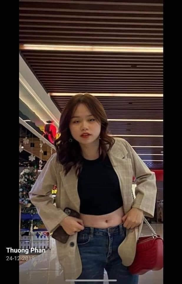 Mới đây, hai bức ảnh chụp lén của bạn gái Quang Hải bị đăng tải lên mạng xã hội và ngay lập tức trở thành chủ đề bàn tán của dân tình. Trong cả hai bức hình, Huỳnh Anh với eo thon, thân hình chuẩn trước đây đã hoàn toàn biến mất, thay vào đó là ngấn mỡ thừa ở bụng.