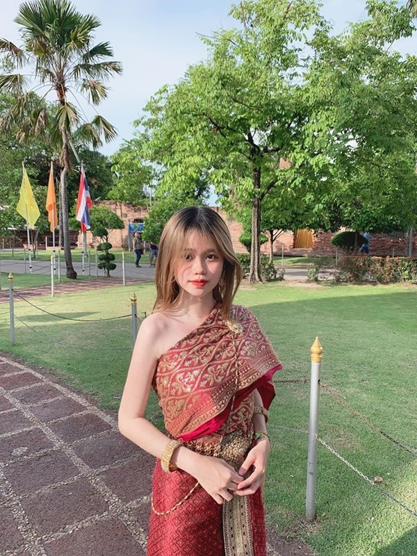 Huỳnh Anh không phải nàng WAG đầu tiên bị dân mạng bóc mẽ nhan sắc thật kém xinh. Trước đó, Huyền My, Nhật Linh, Hoàng Anh Ốc,... cũng là tâm điểm chú ý khi lộ ảnh "dìm hàng".