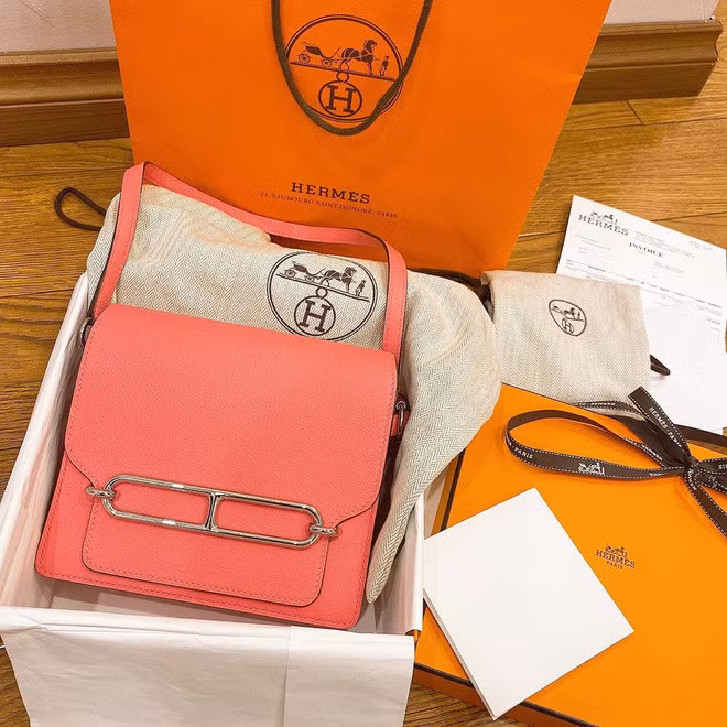 Chiếc túi mà Quỳnh Anh mới sở hữu là thiết kế Hermès Roulis có giá dao động từ 7.000 USD – 13.000 USD (khoảng 160 triệu đến 300 triệu đồng) tùy kích cỡ.