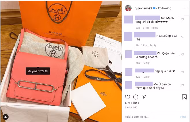 Trong khi đó, Quỳnh Anh ở nhà khoe túi xách hàng hiệu mới sắm và tag chồng vào. Nhiều người đoán rằng đây chính là món quà mà cô được Duy Mạnh tặng.