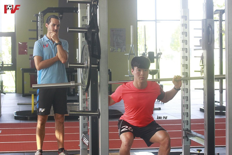 Hiện tại, cầu thủ Duy Mạnh vẫn đang phục hồi chấn thương tại Trung tâm đào tạo bóng đá trẻ PVF. Bức ảnh mới đây được PVF đăng tải cho thấy tinh thần tập trung cao và quyết tâm của anh.