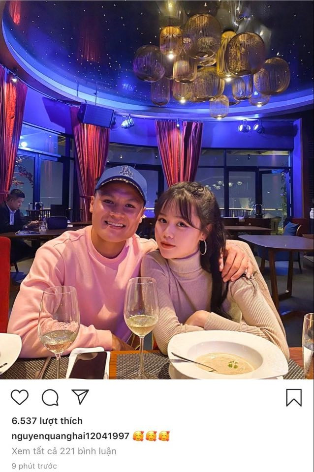 Trước đó, cầu thủ Quang Hải công khai bạn gái mới bằng một tấm ảnh trên Instagram. Cặp đôi cũng đã để trạng thái đang hẹn hò với nhau trên Facebook.