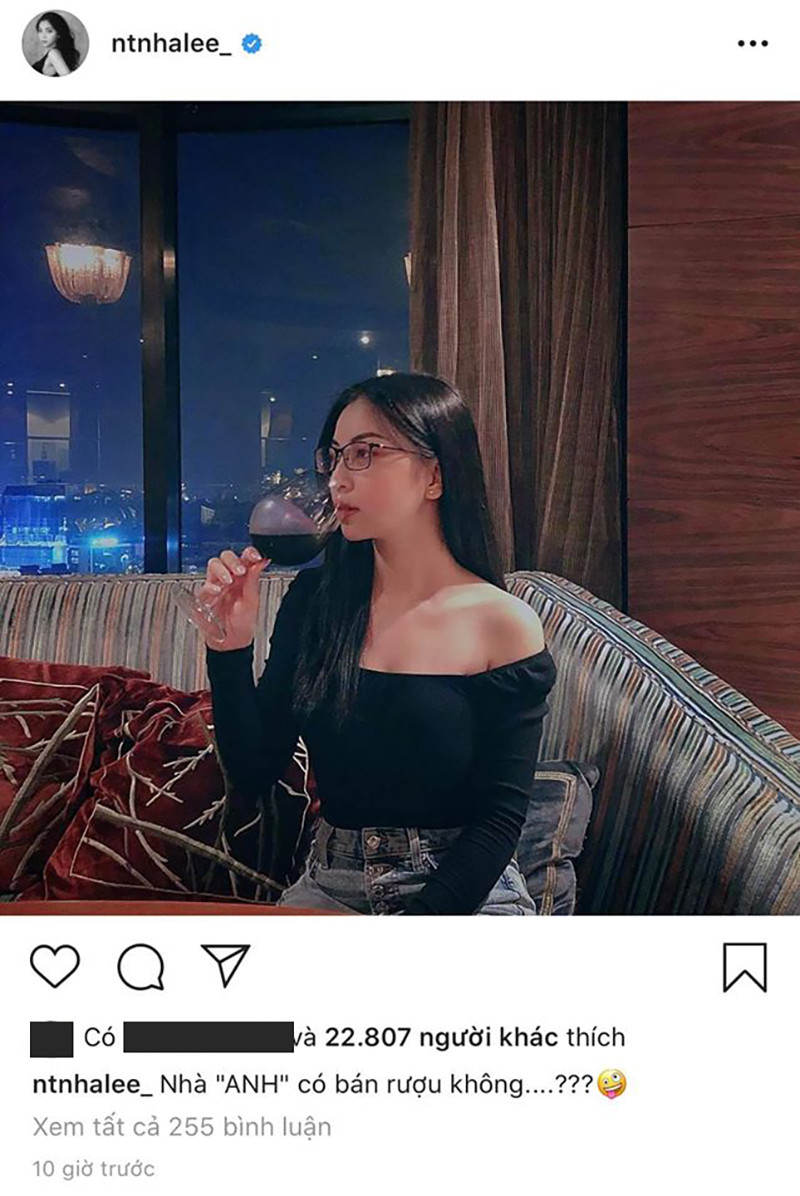 Ngay sau đó, Nhật Lê cũng khiến người hâm mộ đặt dấu hỏi khi đăng ảnh xinh đẹp, sang chảnh cùng trạng thái: "Nhà "ANH" có bán rượu không?". Đặc biệt, chữ "Anh" được viết in hoa gây chú ý.