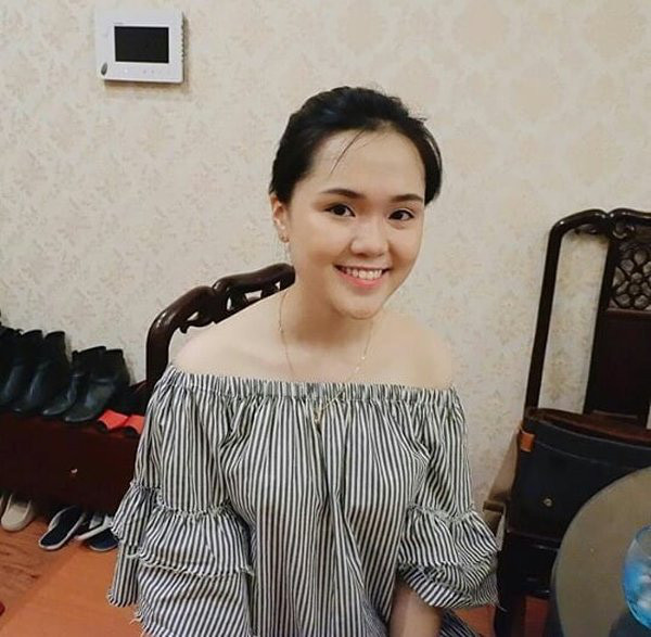 Khoe bờ vai gầy gợi cảm một chút cùng làn da trắng ngần, song hoàn toàn không còn thấy vòng eo thon gọn của Quỳnh Anh.