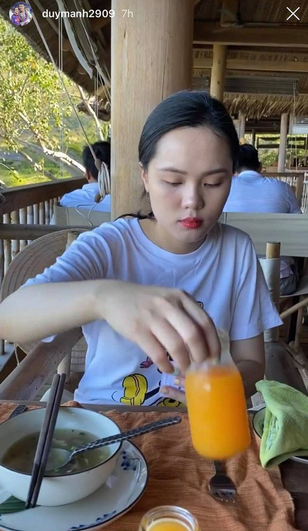 Khi đi chơi, du lịch cùng chồng và gia đình, bà xã Duy Mạnh chỉ diện áo thun trắng in hoạ tiết đơn giản. Nhan sắc của công chúa béo vẫn tươi sáng rạng ngời.