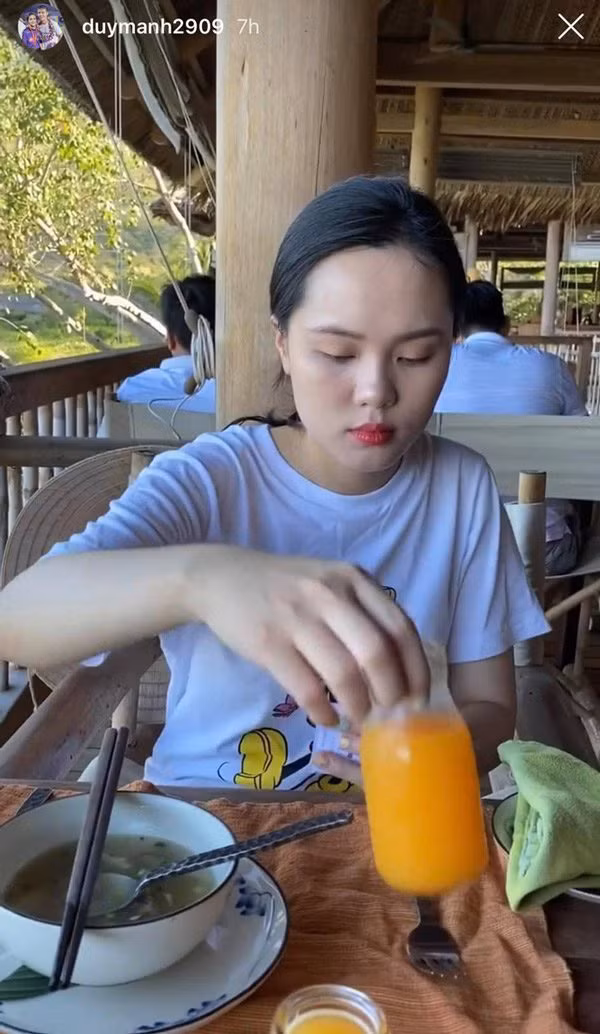 Khi đi chơi, du lịch cùng chồng và gia đình, bà xã Duy Mạnh chỉ diện áo thun trắng in hoạ tiết đơn giản. Nhan sắc của công chúa béo vẫn tươi sáng rạng ngời.