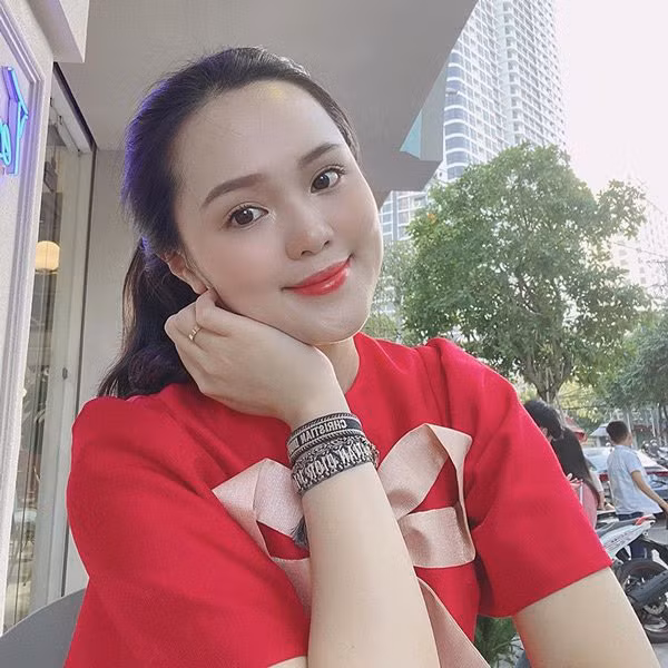 Những mẫu váy có màu sắc tươi sáng nhưng đơn sắc, phom dáng suông hay chữ A nhanh chóng được Quỳnh Anh lấp đầy tủ đồ của mình.