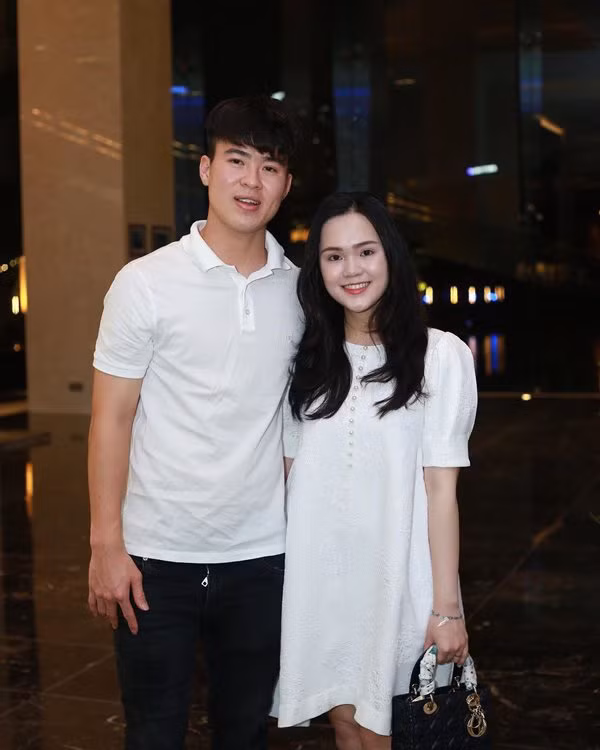 Xuất hiện bên cạnh chồng cầu thủ, "công chúa béo" diện váy trắng nhẹ nhàng, thanh lịch phom dáng thoải mái.