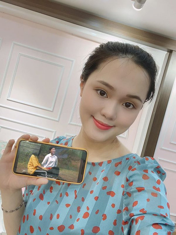 Ở nhà, ngoài đồ bộ, cô nàng mặc những chiếc váy hoạ tiết chất liệu mỏng nhẹ, giúp cho bà bầu cảm thấy nhẹ nhàng, thư giãn hơn, hạn chế sự khó chịu trong thời gian bầu bí.