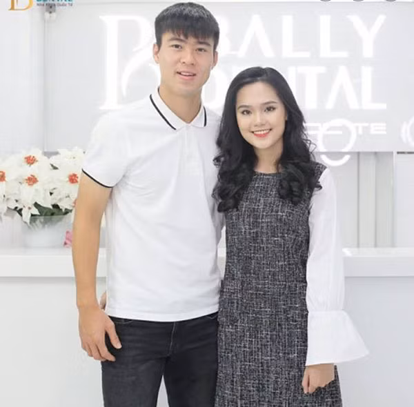 Không chỉ kiểu dáng mà những thiết kế màu sắc nhã nhặn cũng được bà xã Duy Mạnh chọn phần đa trong khoảng thời gian này.