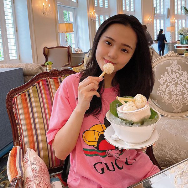 Con gái cựu chủ tịch CLB Sài Gòn diện váy thun Gucci màu hồng nhẹ nhàng và nữ tính. Đồng thời vòng 2 của bà bầu 3 tháng đã được giấu kín.
