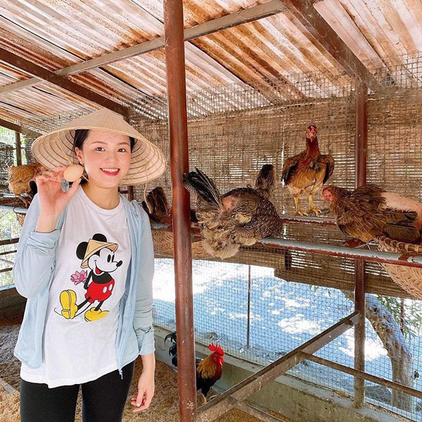 Hiện tại, vợ Duy Mạnh đã mang thai được khoảng 3 tháng. Tuy vóc dáng và những đường nét trên khuôn mặt vẫn chưa có gì thay đổi, song phong cách thời trang của "công chúa béo" đã có sự chuyển hoá. Vẫn là sự nhẹ nhàng, đơn giản nhưng trước đây, lúc nào Quỳnh Anh cũng sinh diện đầy hàng hiệu trên người, thì giờ đây cô nàng lại mê mẩn những loại trang phục đơn giản như áo thun, váy suông hay thậm chí cả đồ bộ.