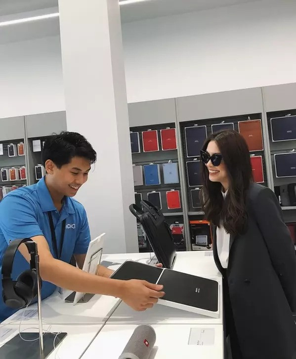 Năm 2018, Hiếu Nguyễn từng xuất hiện trong một buổi khai trương cơ sở kinh doanh mới cùng bố và các anh chị. Tuy nhiên, chàng thiếu gia này không diện vest bảnh bao mà lại mặc đồng phục, xuất hiện ở vị trí nhân viên kinh doanh, tư vấn khách hàng.