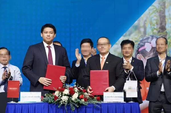 Mới đây chàng thiếu gia tiếp tục hâm nóng tên tuổi khi được bổ nhiệm chức Phó Tổng Giám đốc phát triển kinh doanh trong tập đoàn của gia đình và phụ trách rất nhiều dự án tiền tỷ khác.