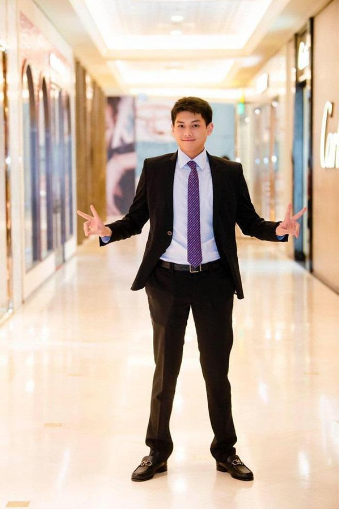 Anh chàng sở hữu tất cả tiêu chuẩn của một soái ca trong ngôn tình.